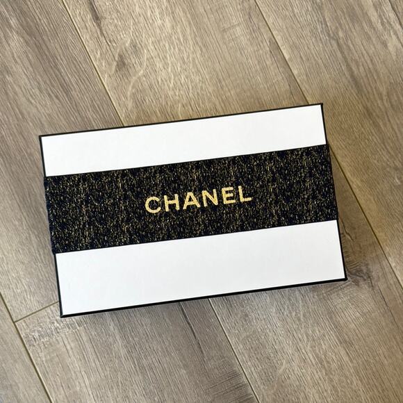 NWT Chanel Makeup Gift Box, Ribbon & Samples - Picture 1 of 4